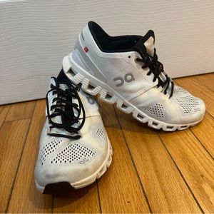 Women’s white On Cloud Helion Speedboard